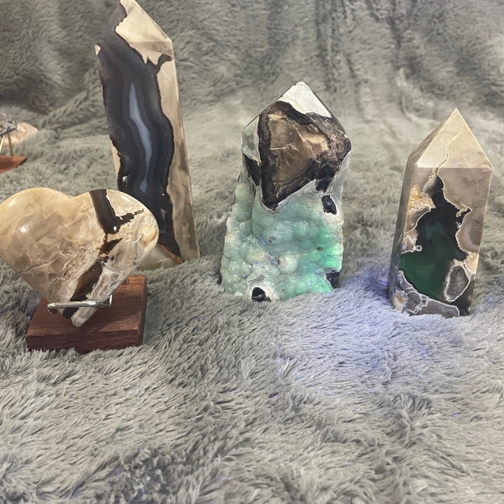 VOLCANO AGATE 4 PIECE SET 6”, 5”,4” tower and 3” heart GREEN UV “rivers” - Picture 3 of 15